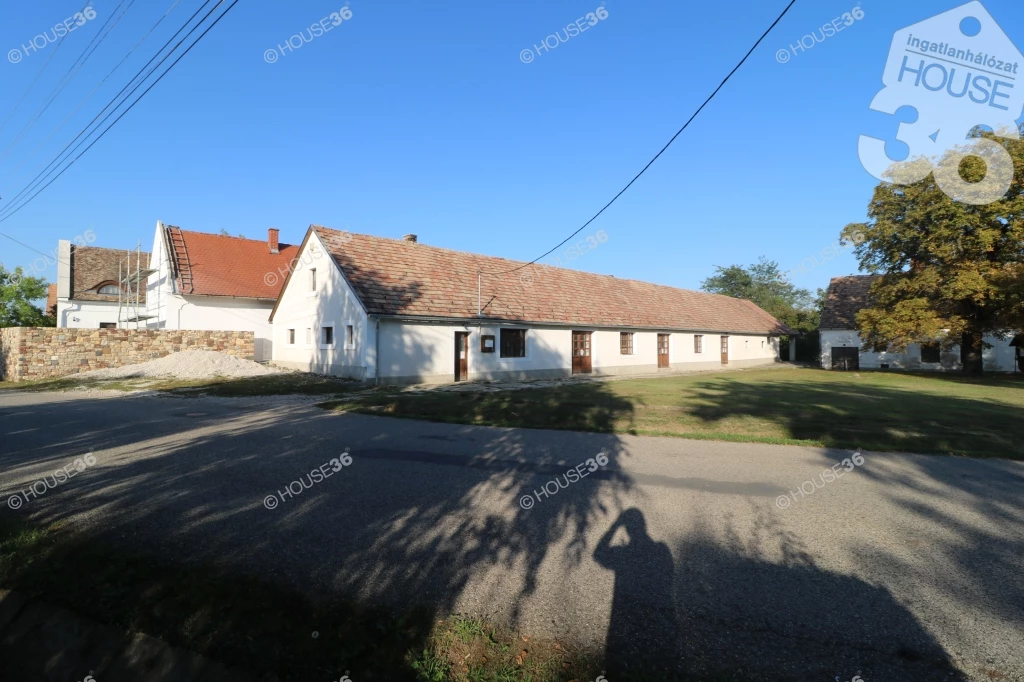 CSALÁDI BIRTOK TÖBB ÉPÜLETTEL, KÚRIÁVAL, 2.1 HA-os TERÜLETTEL ELADÓ!