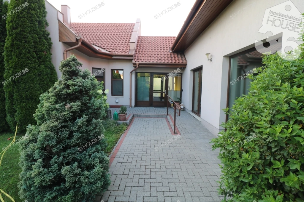 For sale store, Kiskőrös, Alkotmány utca