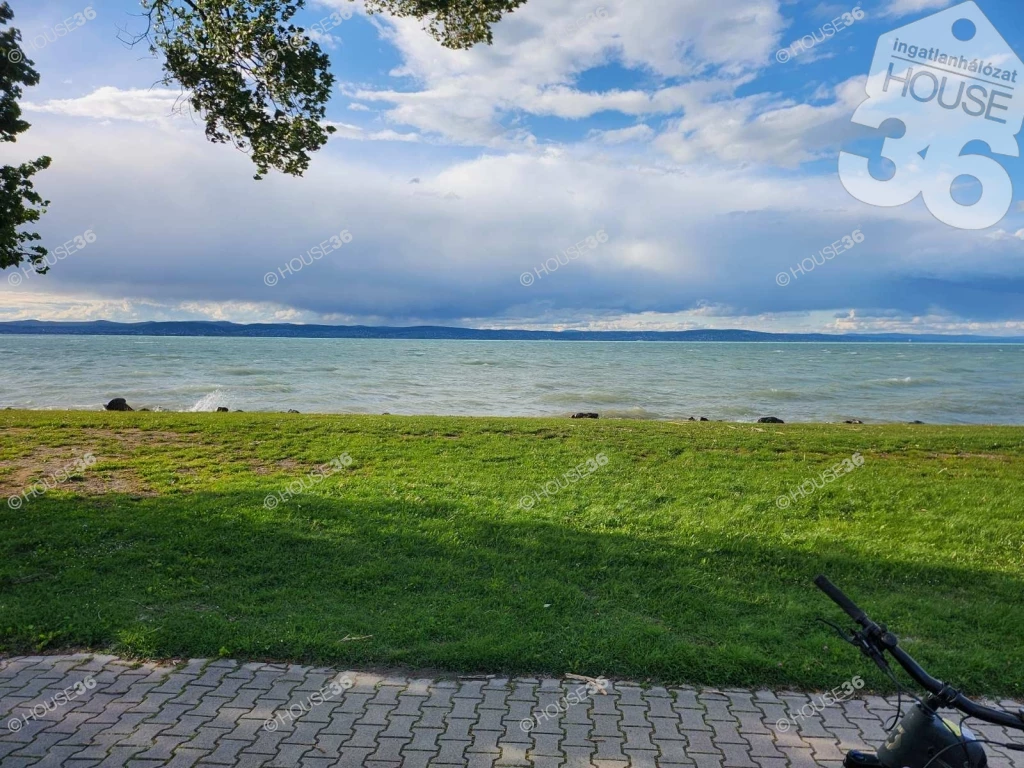 Építési telek közvetlen a Balaton partján Tihanyi panorámával!