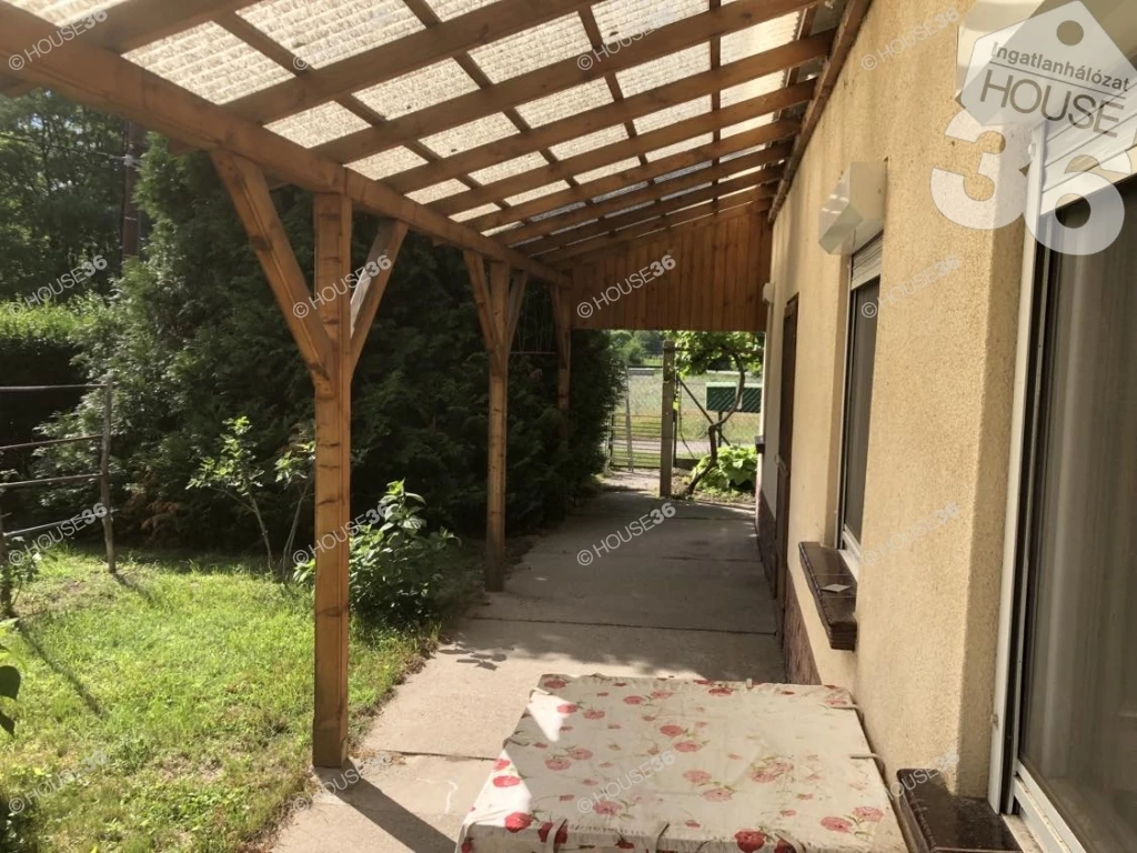 Eladó ház Nyárlőrincen.
