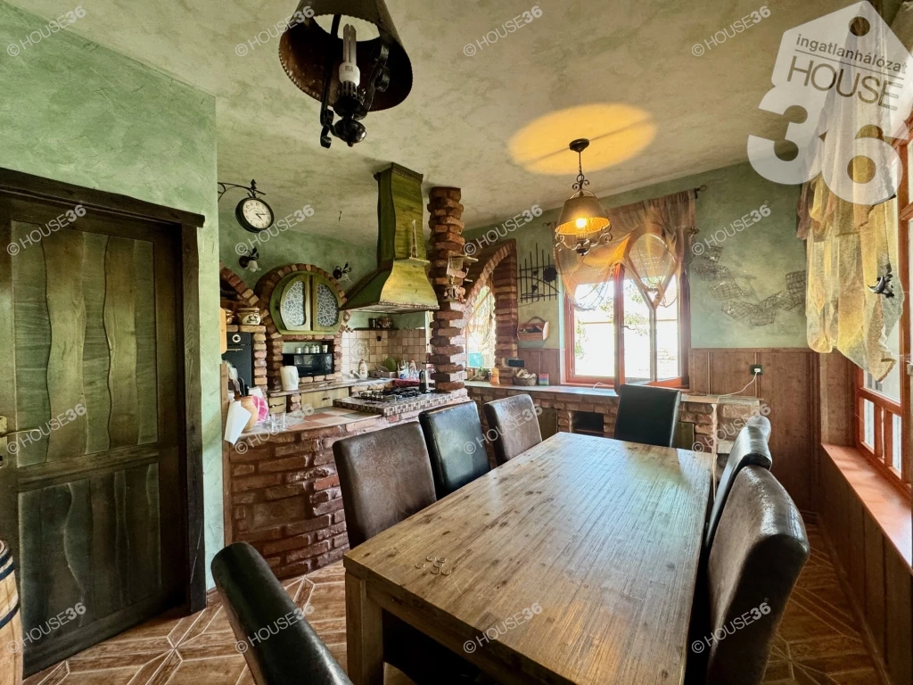 Budapestől 60 km-re, extrákkal felszerelt mediterrán hangulatú családi ház ELADÓ!