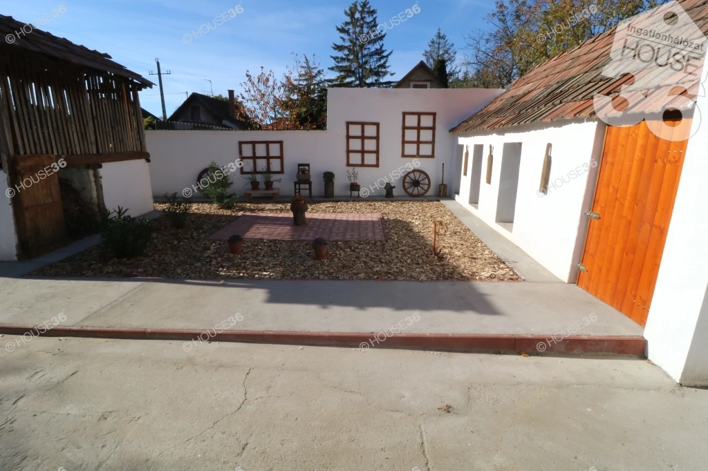 TÖBB GENERÁCIÓS, KÉT KÜLÖNÁLLÓ LAKÓHÁZ EGYBEN ELADÓ!