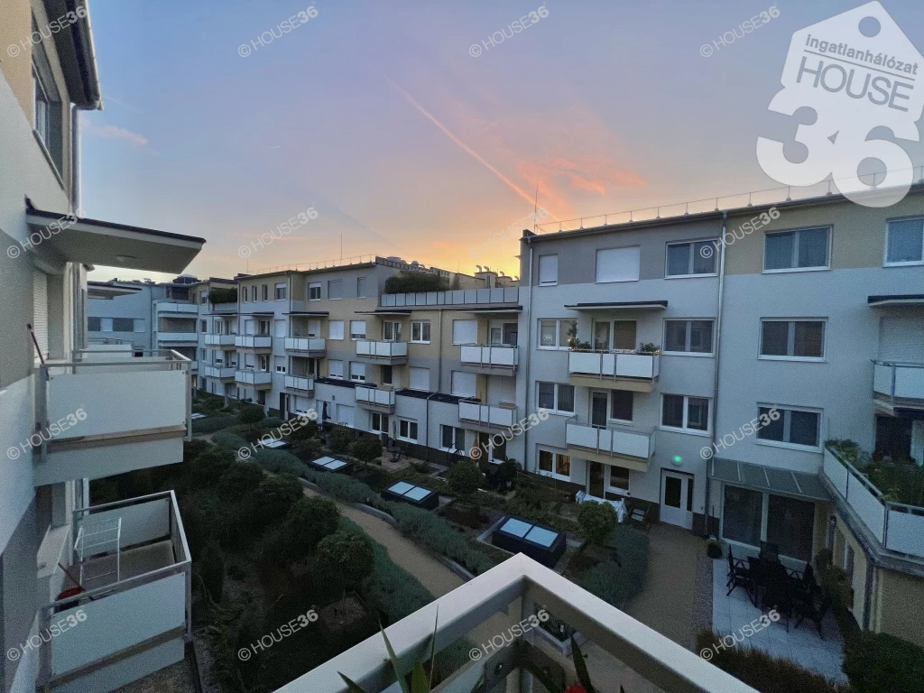 GYÖNYÖRŰ UDVARRA NÉZŐ PANORÁMÁVAL Kecskeméten, a Balaton Live lakóparkban.