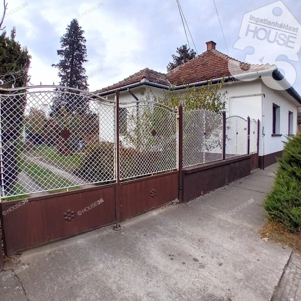 ÁRCSÖKKENÉS! Lajosmizse központjában jó állapotú családi ház eladó!