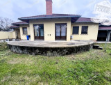 Nagykőrösön a piac közelében jó elosztású ház eladó, üzlethelyiséggel!