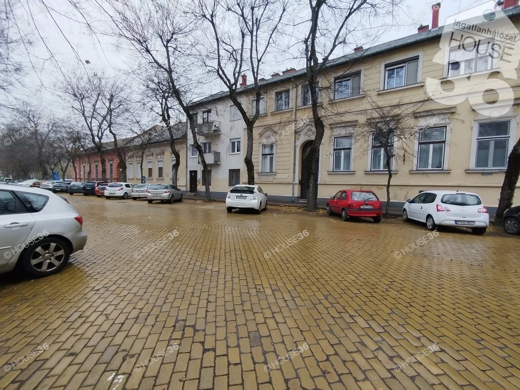 Kecskemét Belvárosában hangulatos utcában kis lakás várja új tulajdonosát !