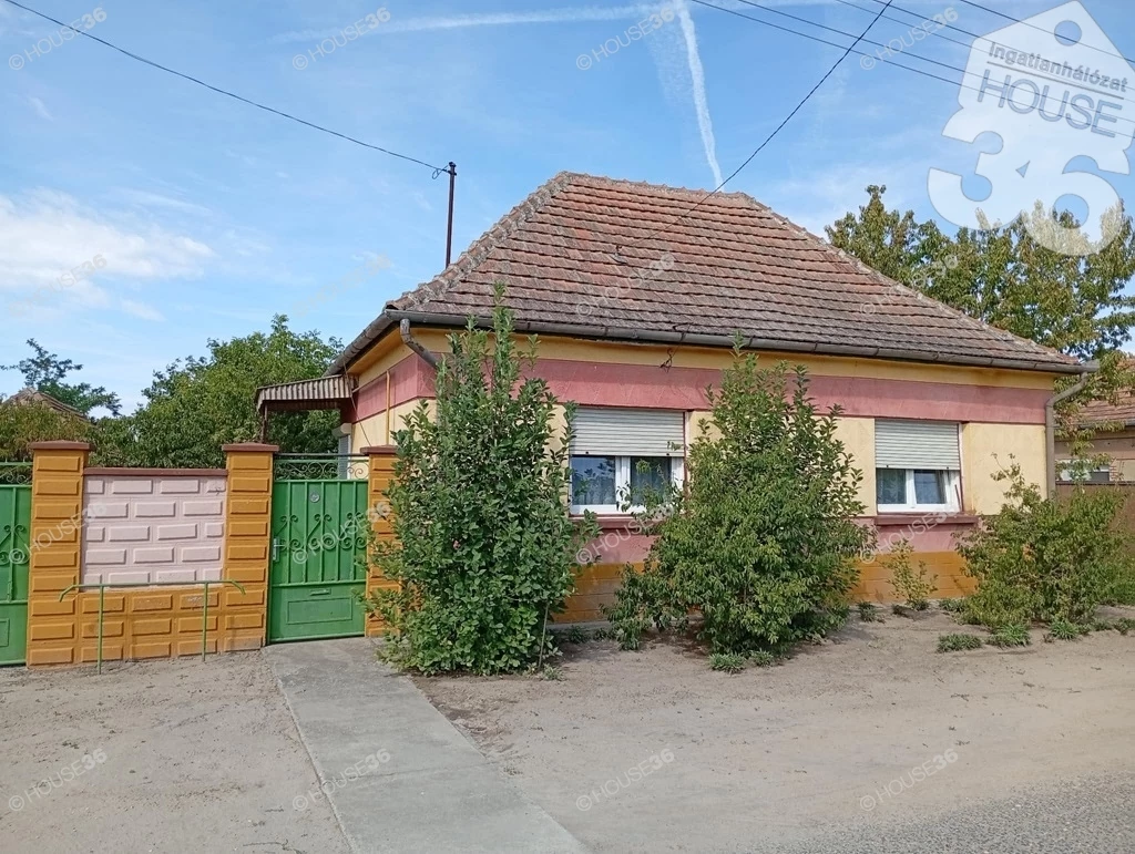 AKASZTÓ CSENDES UTCÁJÁBAN 3 SZOBÁS CSALÁDI HÁZ ELADÓ!