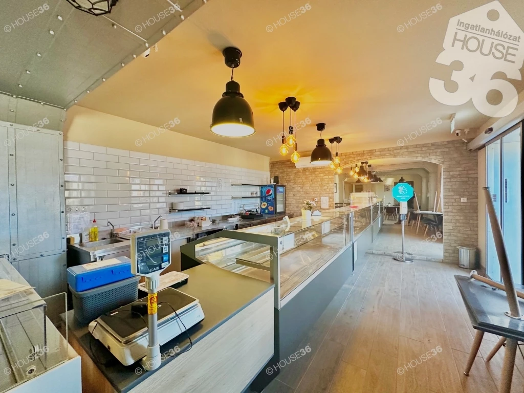 Nagykőrös központjában felújított üzlethelyiség ELADÓ !