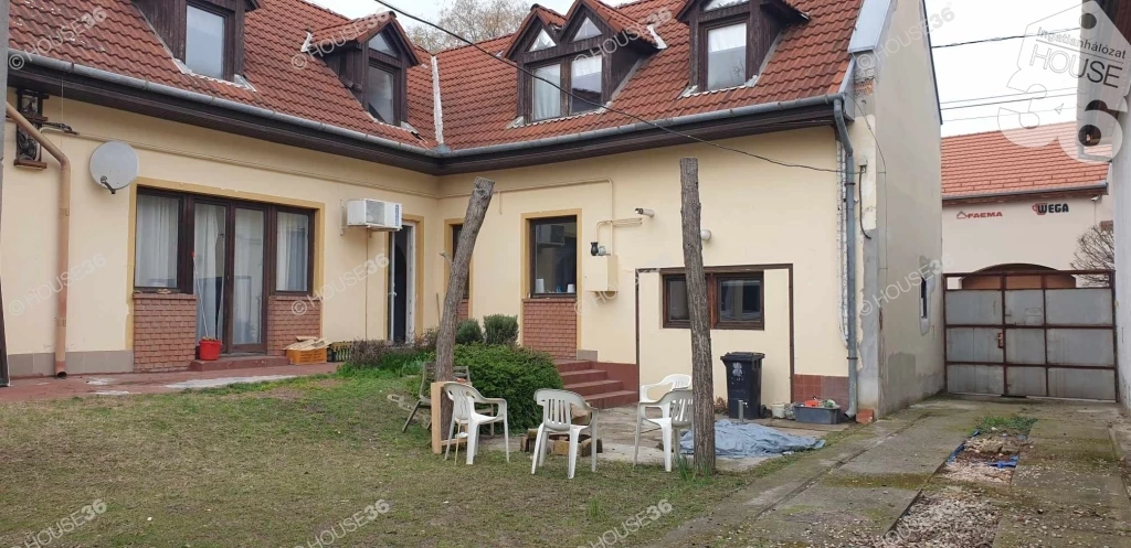 KIADÓ Családi ház a belvárosban!