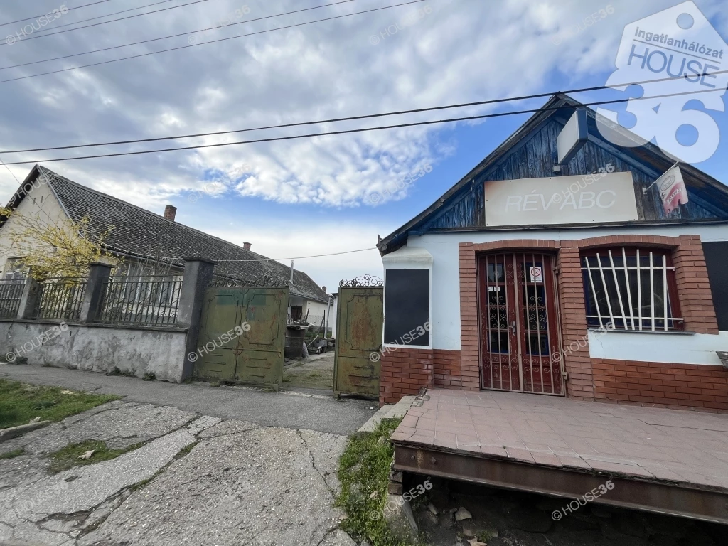 Solt Központi részén Családi ház és Üzlethelyiség ELADÓ!