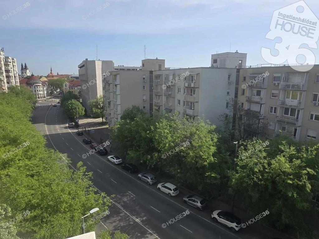 Kecskemét szívében felújított, liftes, erkélyes lakás eladó!