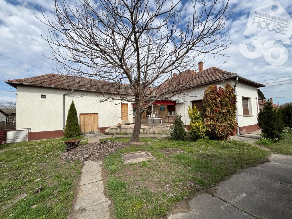 Szankon eladó 100 m2-es családi ház, 976 m2-es telken.
