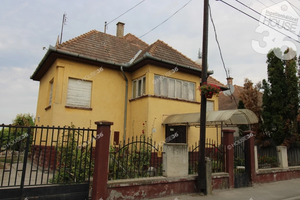 Solt főutcáján családi ház ELADÓ