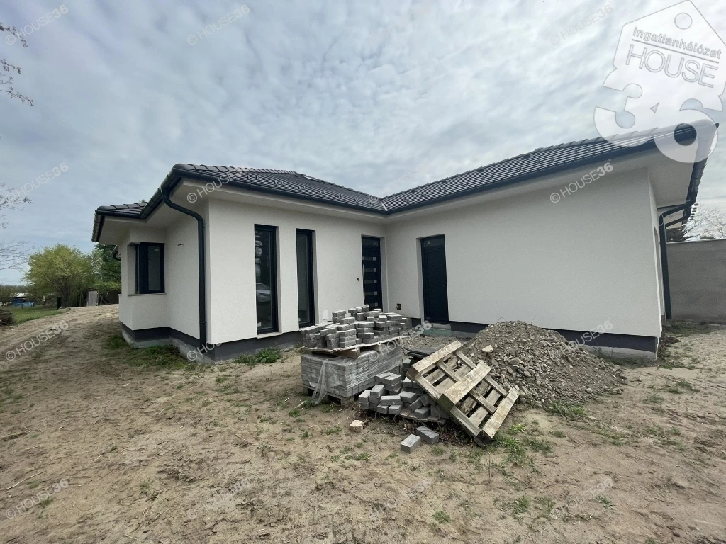 Máriahegyben ikerház 1 szintes eladó!