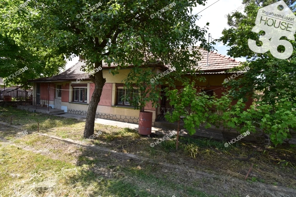 Eladó Szabadszálláson, részben felújított 3 szoba + nappalis családi ház