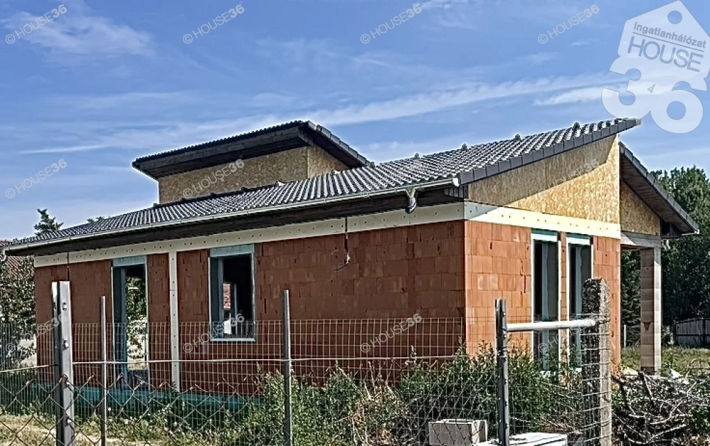 Új építésű nappali + 3 szobás ház lemezgarázzsal eladó!