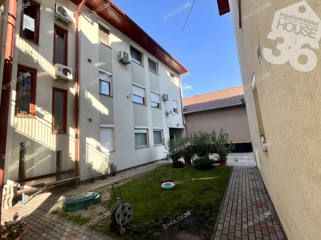 Eladó, belvárosi, 3 szobás, 2.emeleti, 66 m2-es lakás!