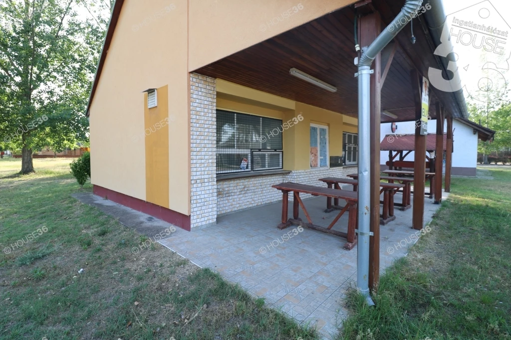 A VADKERTI-TÓ FŐBEJÁRATÁNÁL VENDÉGLÁTÓEGYSÉG ELADÓ!