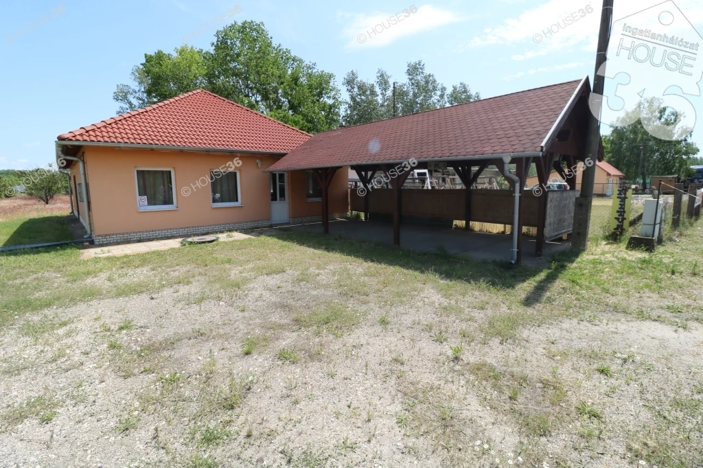 FŐ ÚT MELLETTI, 110 m2-es ÜZLETHELYISÉG ELADÓ! (2583 m2 telekterület!)