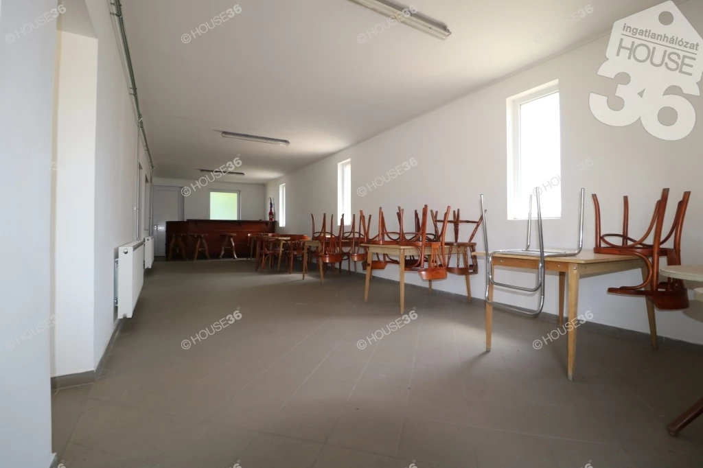 FŐ ÚT MELLETTI, 110 m2-es ÜZLETHELYISÉG ELADÓ! (2583 m2 telekterület!)