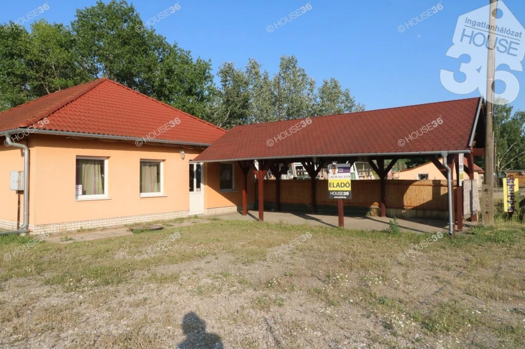 FŐ ÚT MELLETTI, 110 m2-es ÜZLETHELYISÉG ELADÓ! (2583 m2 telekterület!)