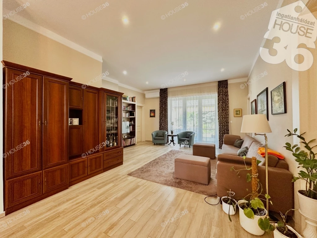 Prémium minőségű, impozáns villa eladó Kecskemét exkluzív lakókörnyezetében!