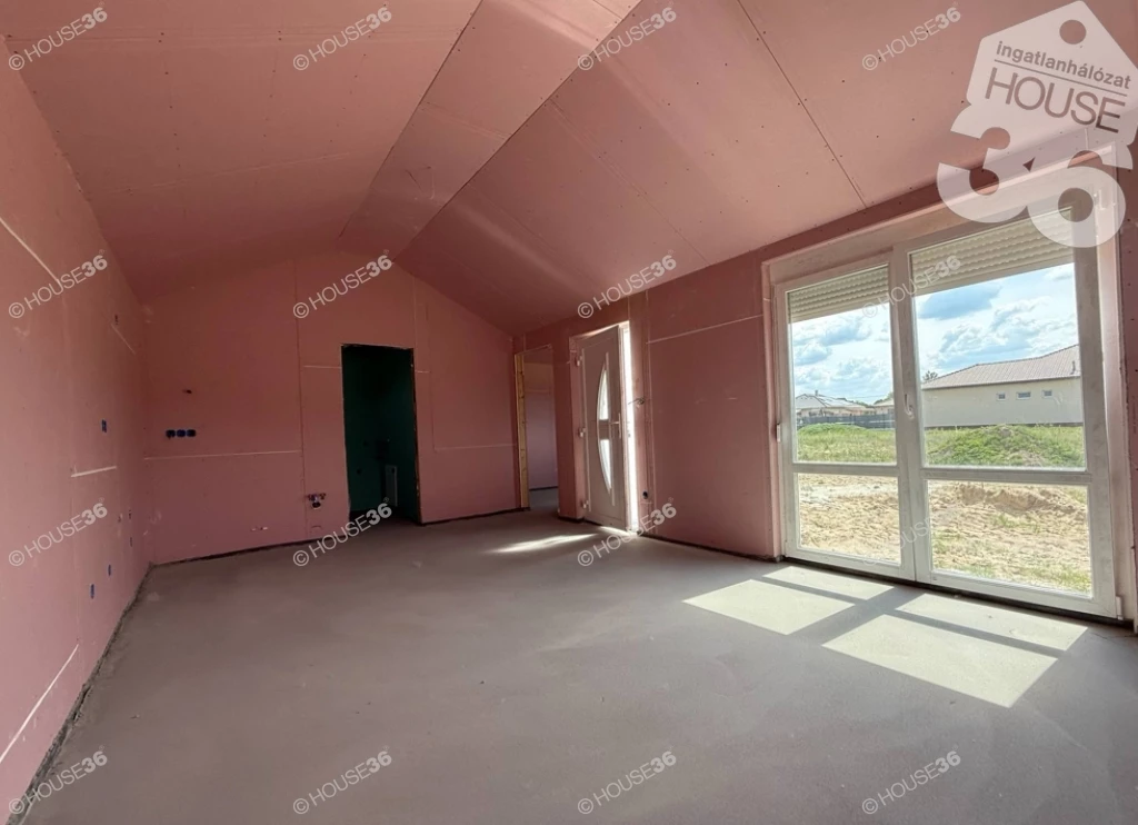 Ballószögön Eladó egy 47 m2-es, új építésű családi ház, fedett tárolóval!