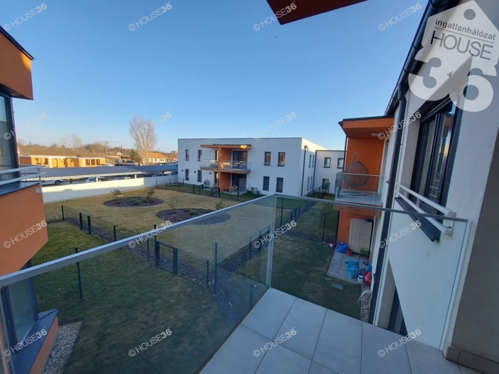 Domby társasházban kiadó, első emeleti, 74 m2-es modern lakás, autóbeállóval!