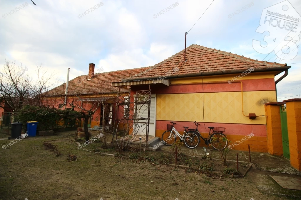 AKASZTÓ CSENDES UTCÁJÁBAN 3 SZOBÁS CSALÁDI HÁZ ELADÓ!