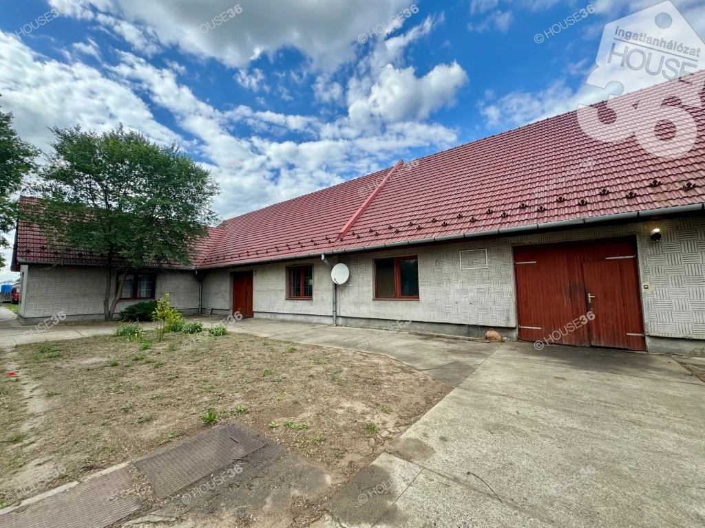 Kiskunmajsán nagy ipari ingatlan eladó!