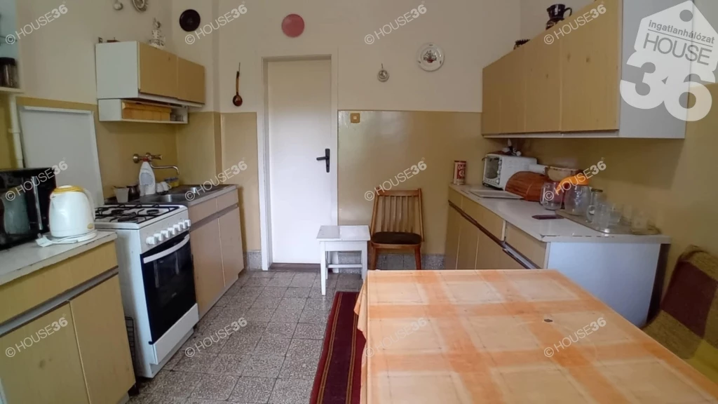 Lajosmizsén, a városközponthoz közel, 3 szobás családi ház, sarki telken ELADÓ!