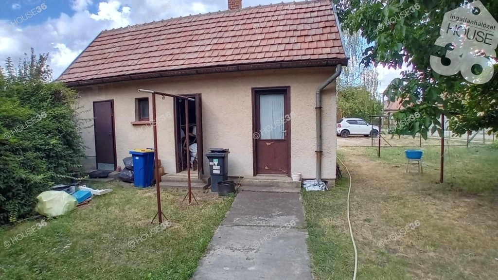 Lajosmizsén, a városközponthoz közel, 3 szobás családi ház, sarki telken ELADÓ!