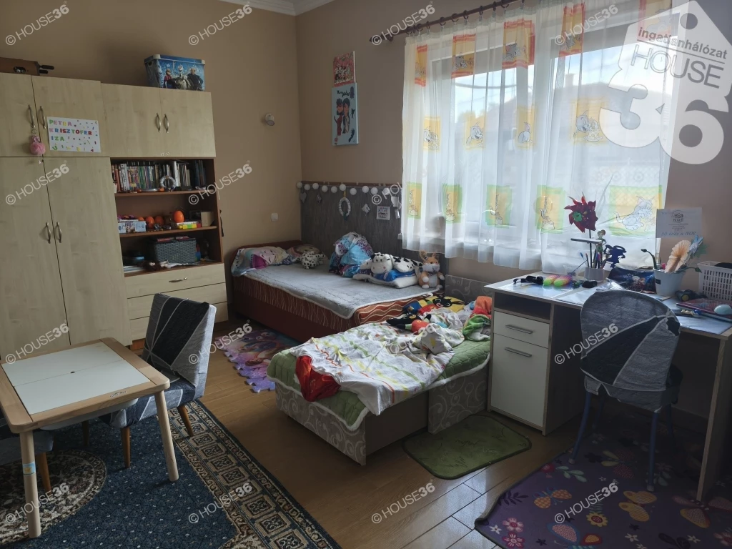 Nagykőrösön piac közelében, tégla építésű családi ház!