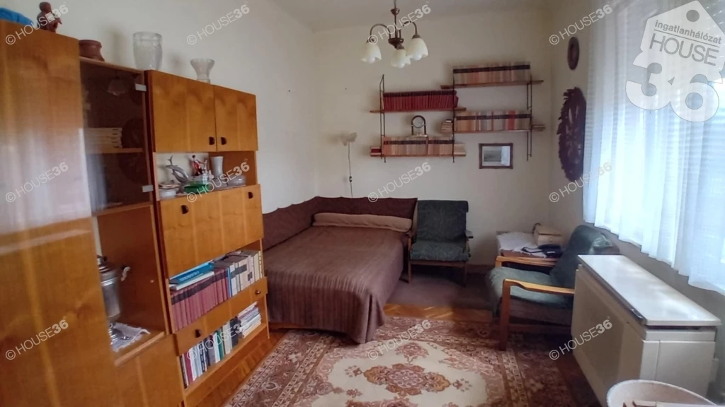Lajosmizsén, a városközponthoz közel, 3 szobás családi ház, sarki telken ELADÓ!