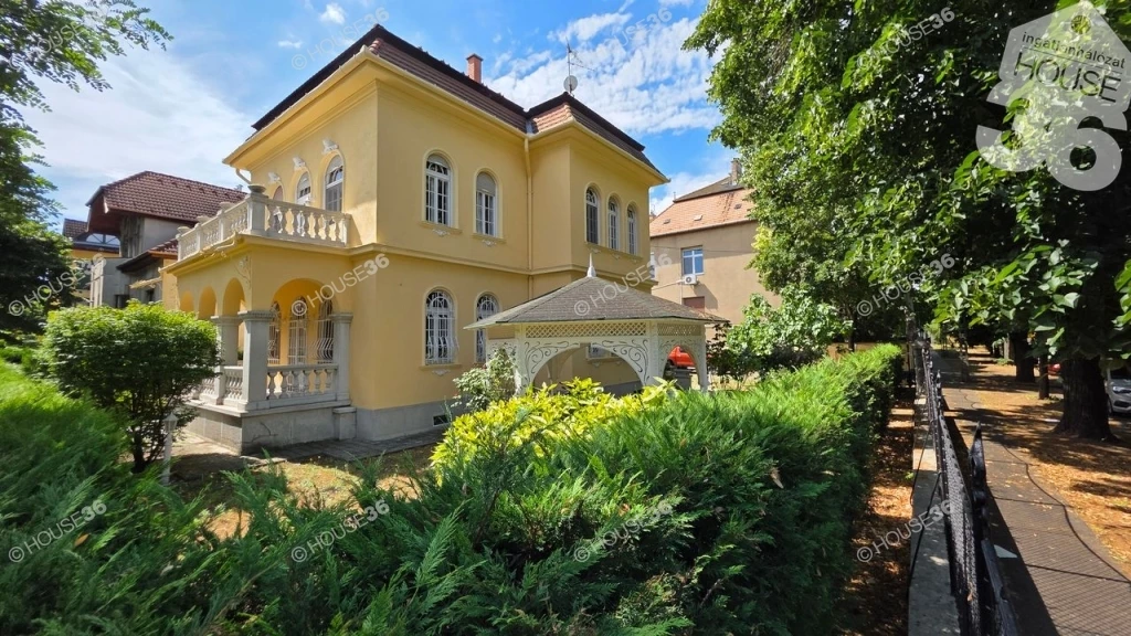 Nagypolgári villa, nagy kerttel és dupla garázzsal a XIV. kerületben, Budapesten.