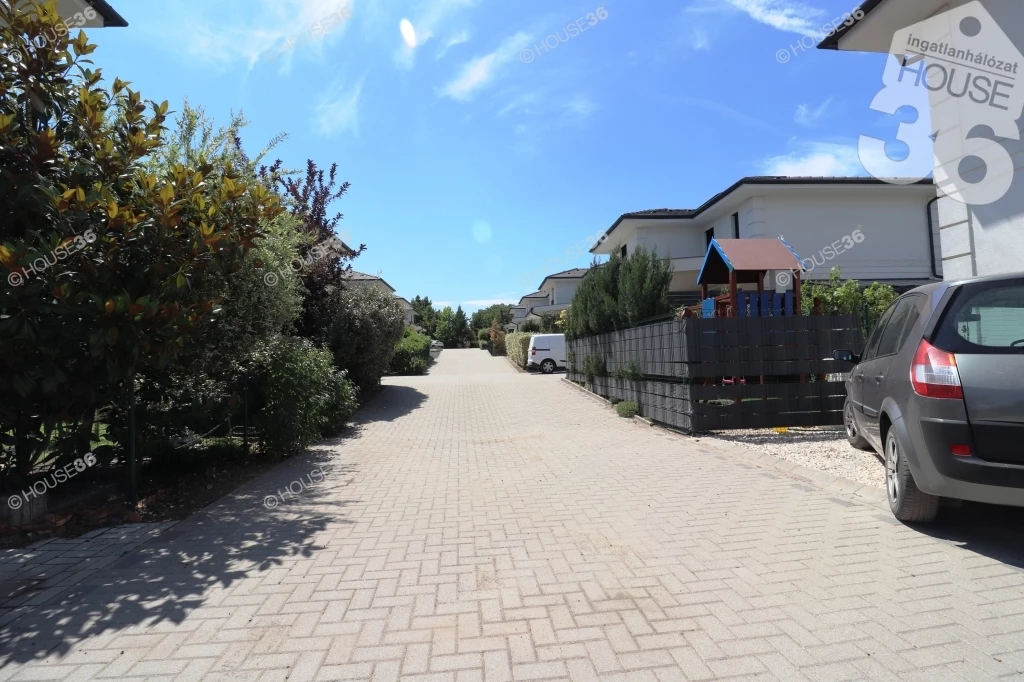 VACSIKÖZI EXKLUZÍV LAKÓPARKBAN NÍVÓS CSALÁDI HÁZ ELADÓ!