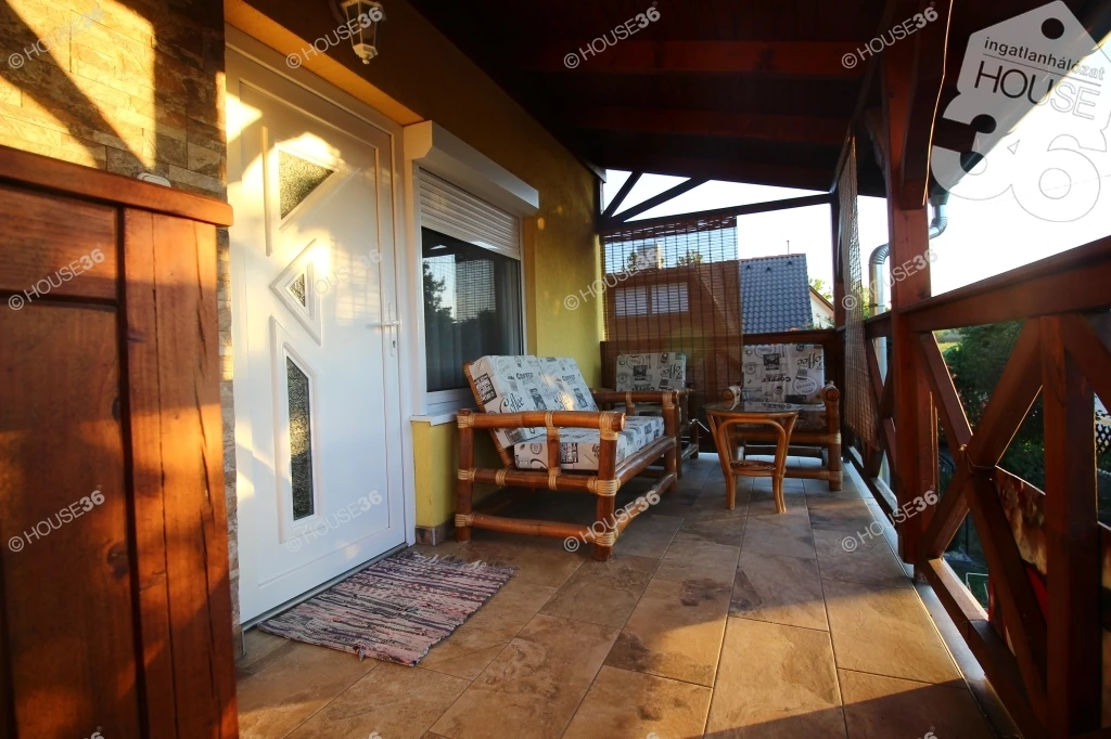 A VADKERTI-TÓ ÜDÜLŐÖVEZETÉBEN KÉTSZINTES, FELÚJÍTOTT NYARALÓ ELADÓ!