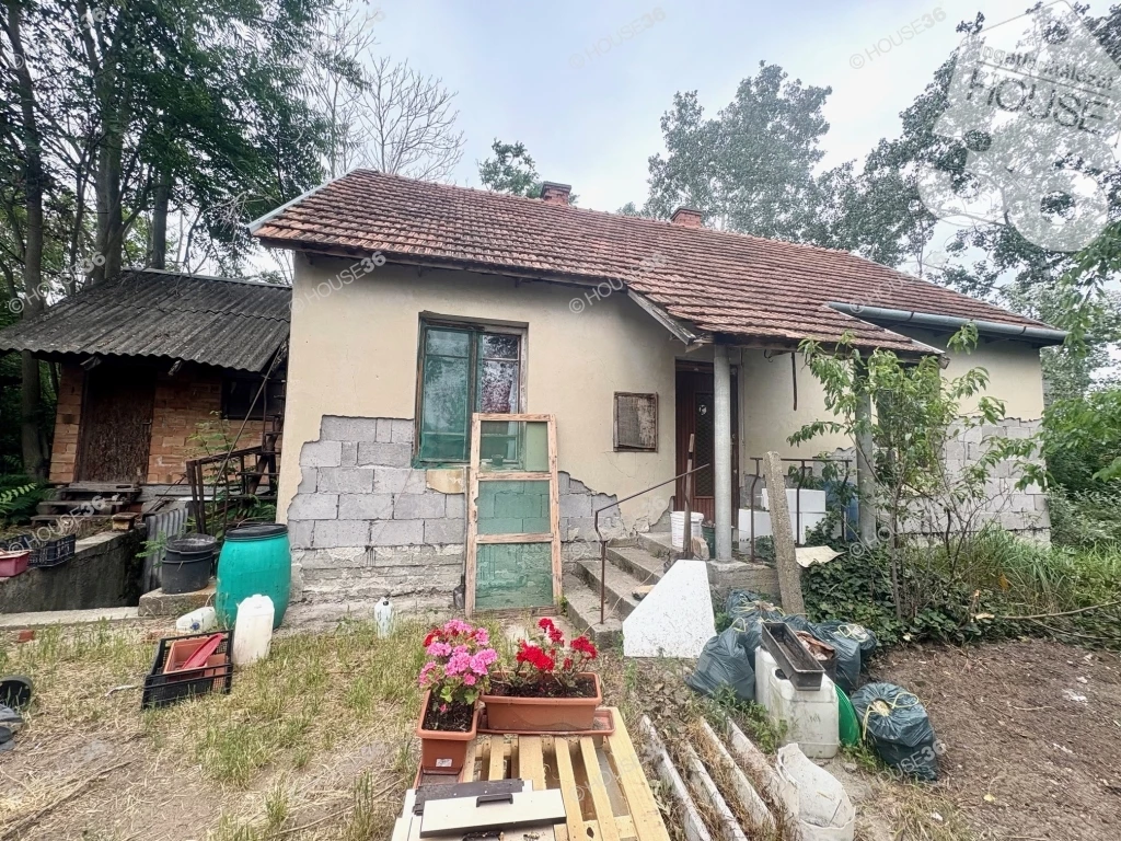 Kecskemét Szarkásban  tégla építésű tanya eladó!