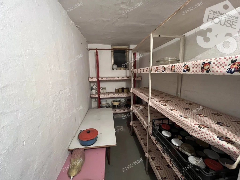 Solt központi részén folyamatosan karbantarttt, 5 szobás családi ház eladó!