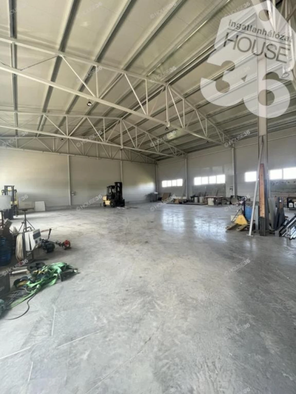 Főút melletti, 1656 m2 csarnok nagy területtel eladó!