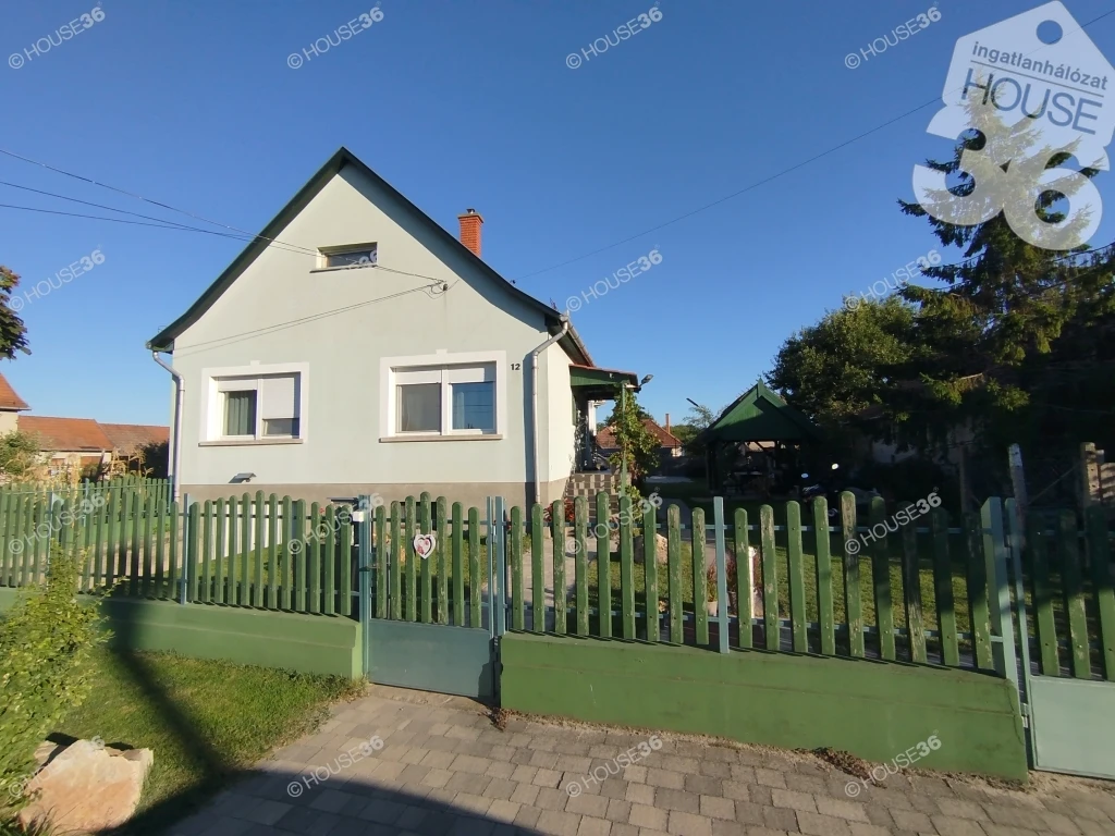 Kétgenerációs családi ház eladó Izsákon!