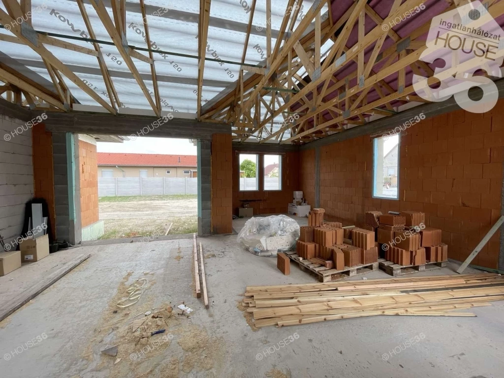 Helvécián önálló telken családi ház eladó!