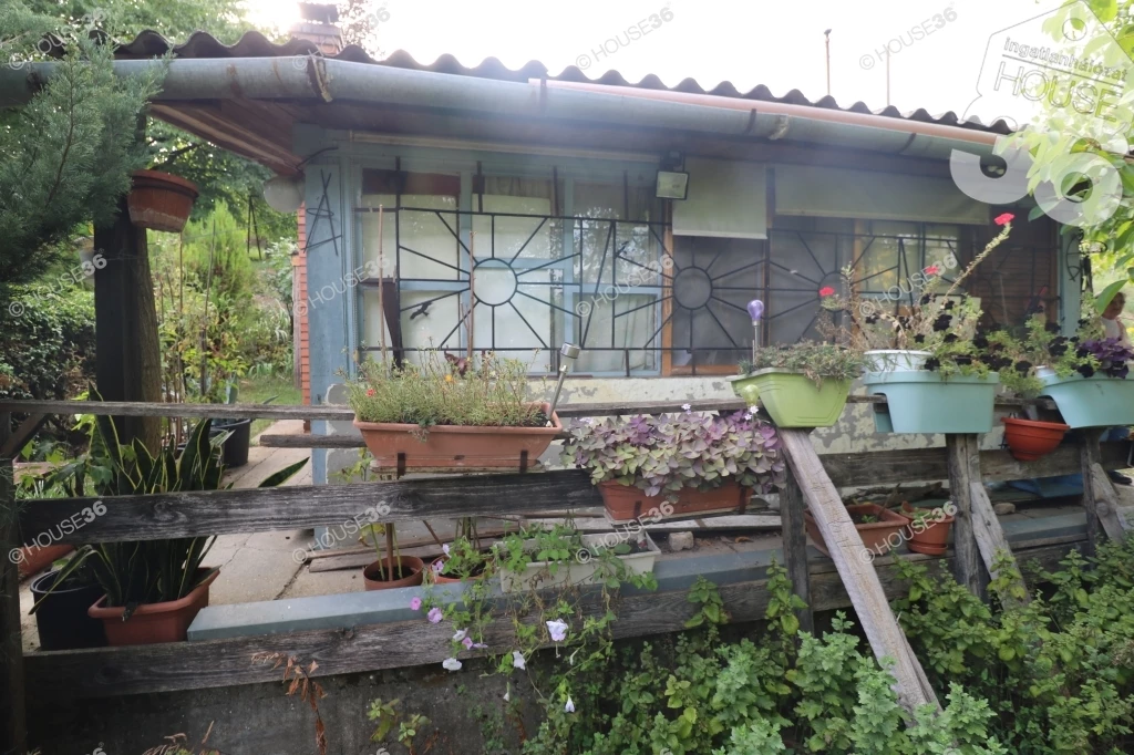 DUNÁNTÚLI HÉTVÉGI HÁZ ELADÓ!