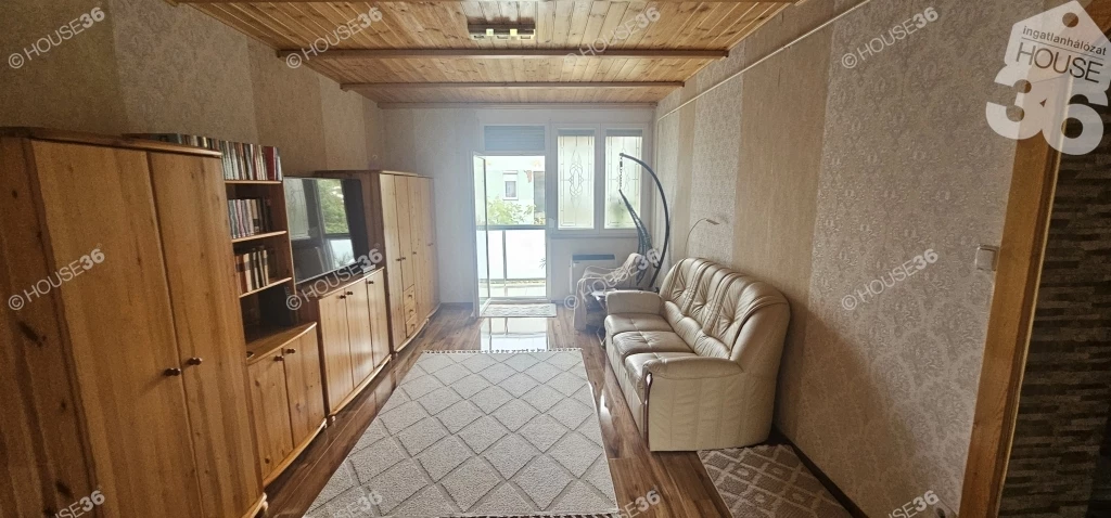 Hunyadivárosi, erkélyes, teljesen felújított lakás eladó.