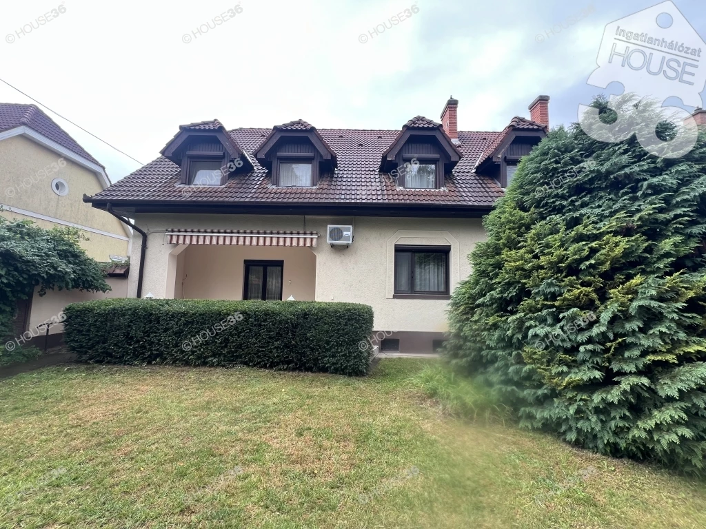 Frekventált környéken CSALÁDI HÁZ eladó!
