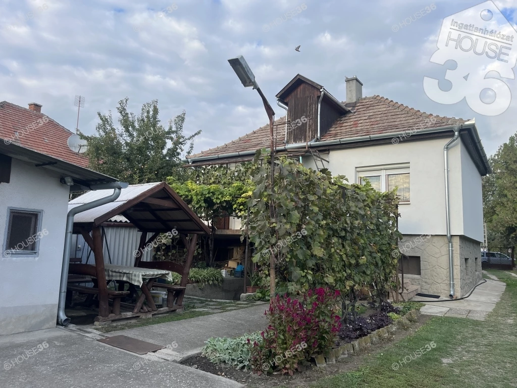 SOLT  központjában eladó egy kiváló adottságokkal rendelkező CSALÁDI HÁZ!