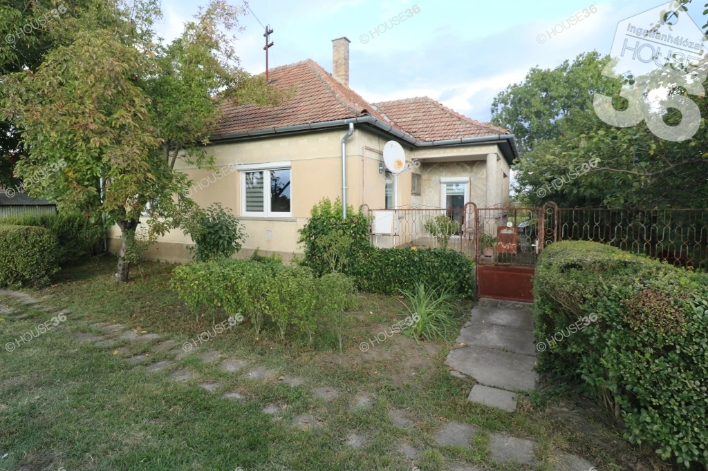 KÜLTERÜLETI TÉGLA FALAZATÚ, 4 SZOBÁS CSALÁDI HÁZ ELADÓ! (3446 m2 telekterület!)