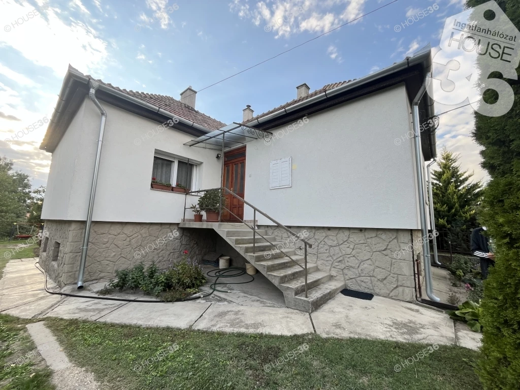 Solt központjában eladó egy kiváló adottságokkal rendelkező családi ház!