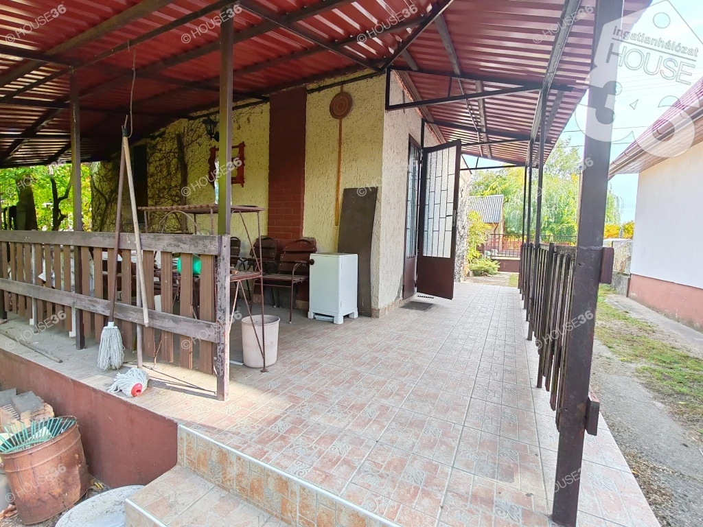 Lakitelek-Tőserdőn eladó fűthető hétvégi ház lakóingatlannak is!