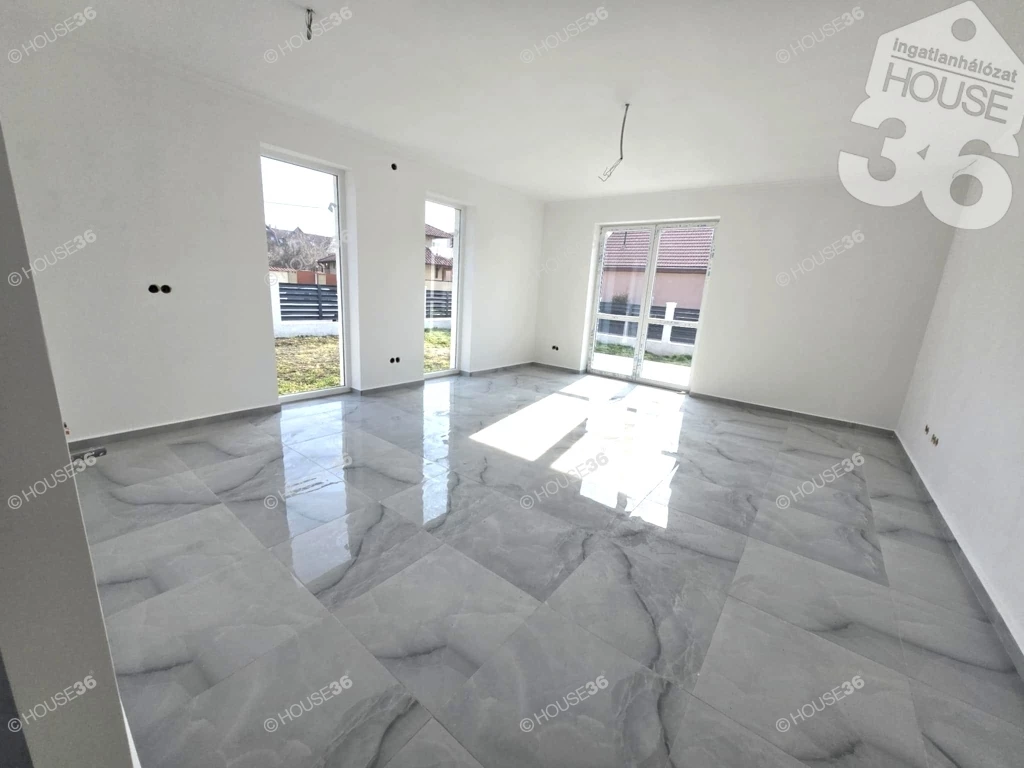 Hőszivattyús új építésű ikerház eladó Szolnokon!